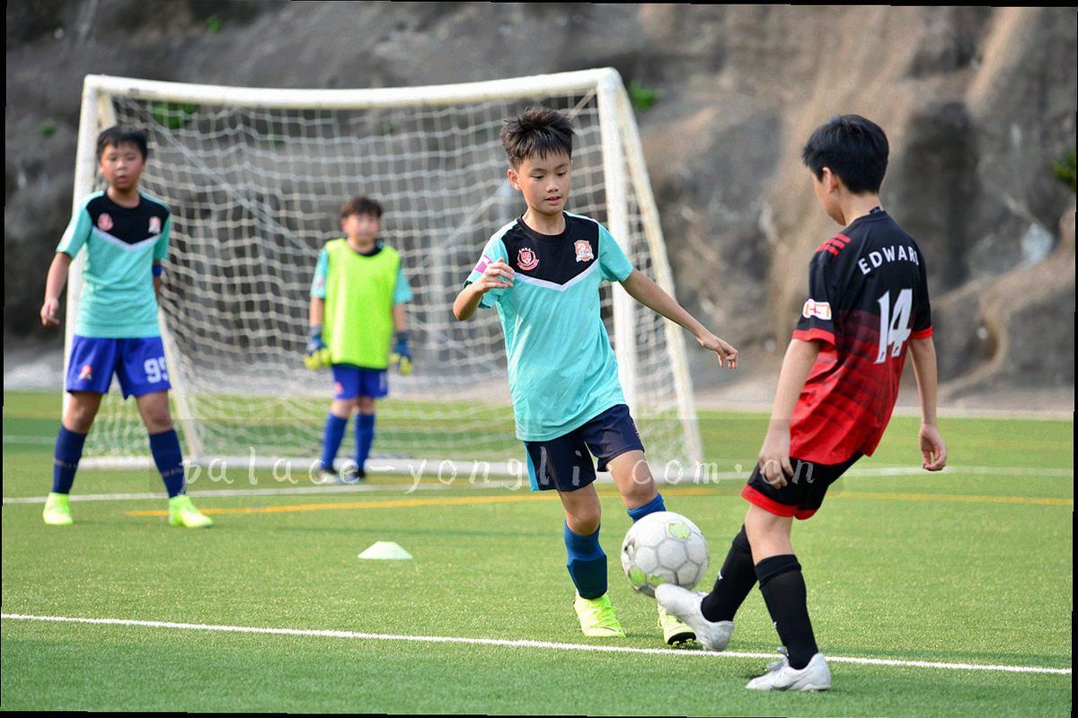 朱红印章与叠放档案卷宗的局部特写，画面由粗边框与鎏金线描构成